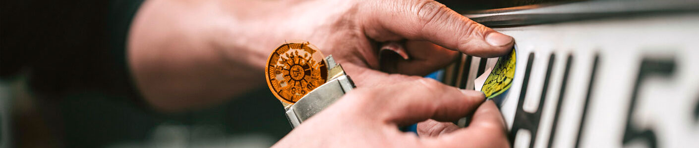 GTÜ-Prüfer bringt HU-Plakette auf Kfz-Kennzeichen an – Hauptuntersuchung nach § 29 StVZO